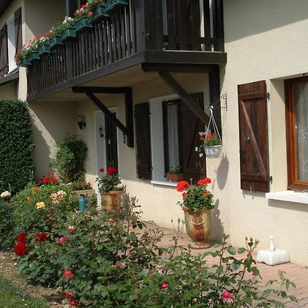 Le Jardin De Roses Dominique Loreau Сен-Бонне-де-Мюр Экстерьер фото